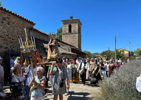 Imagen secundaria 1 - Arriba, ofertorio y bailes en la festividad de la Virgen de la Asunción en La Alberca. Sobre eestas líneas, la Romería de Nuestra Señora en Pandorado y la 'Pingada del mayo' en Vinuesa