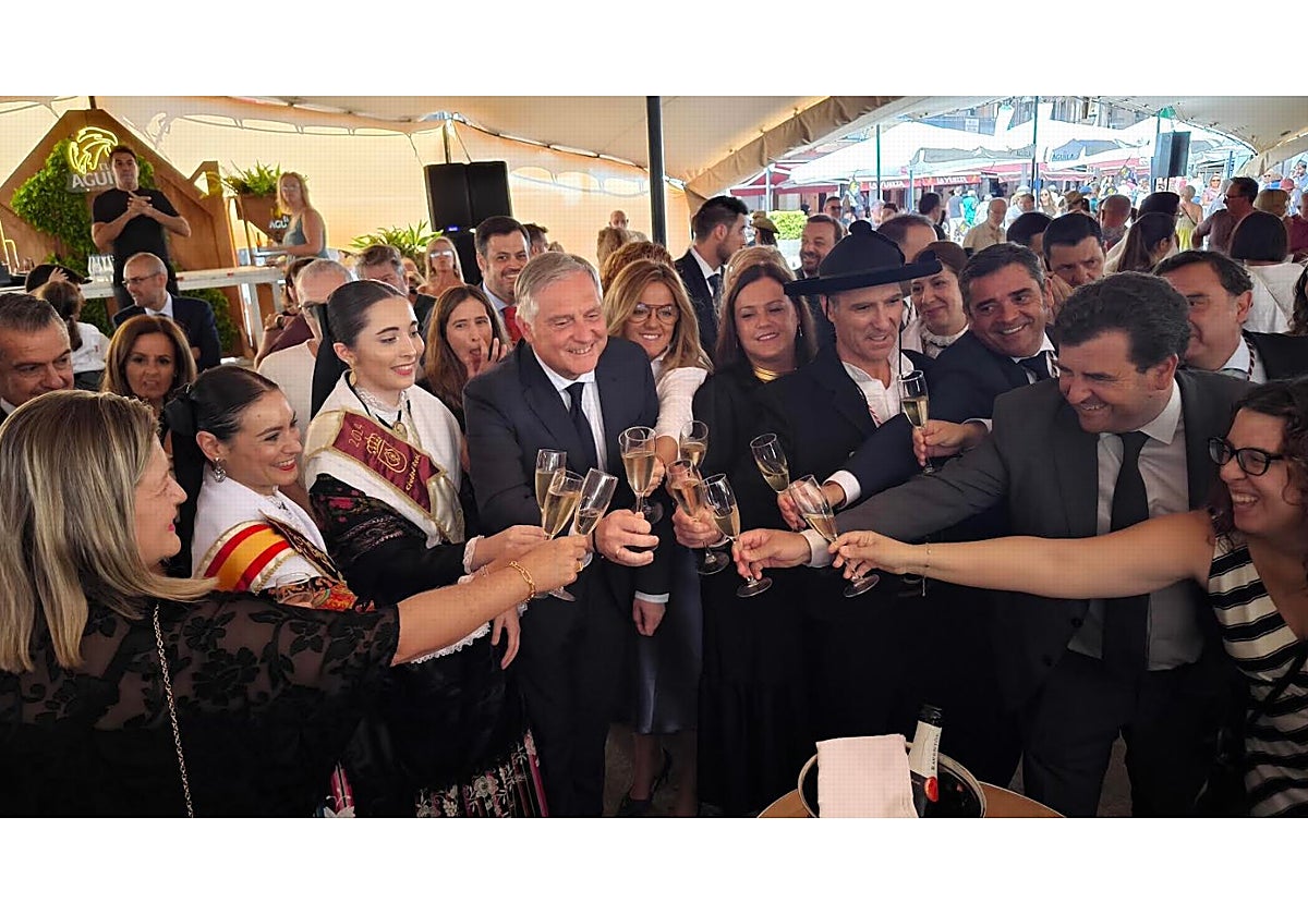 Brindis de las autoridades en el Baile del Vermú