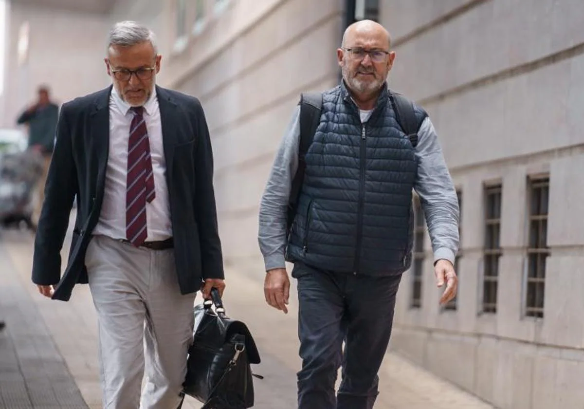 Fuentes Curbela junto a su abogado Raúl Miranda saliendo de la Audiencia Provincial de Santa Cruz de Tenerife en febrero del año pasado