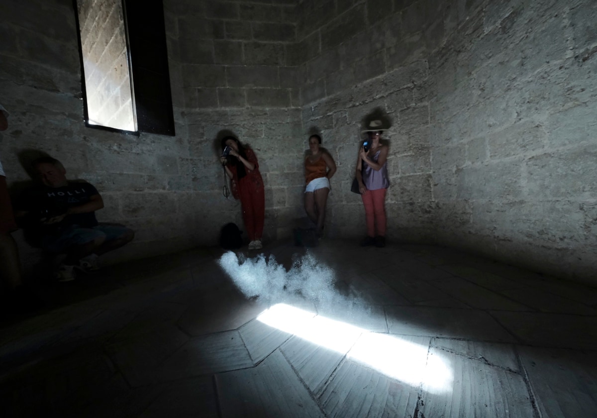 Imagen del alineamiento de rayos de sol de la Sala de la Prisión de la Catedral de Valencia