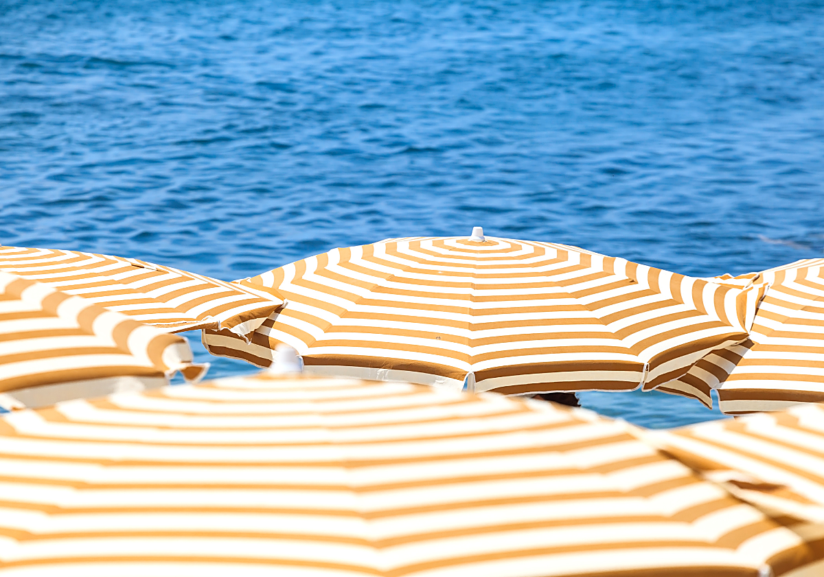 Sombrillas en una playa de Málaga