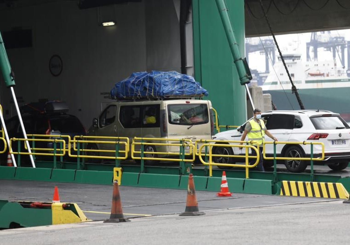 Embarque de vehículos en el Puerto de Algeciras