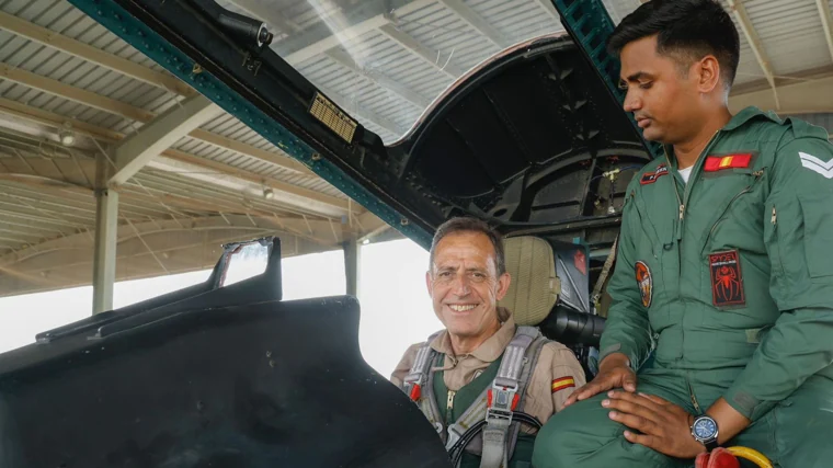 El general Francisco Braco a bordo de un caza de combate de la Fuerza Aérea india