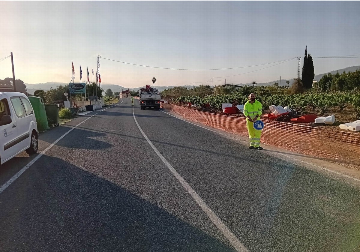 Un trabajador regula el tráfico por las obras en la carretera entre Llíber y Xaló