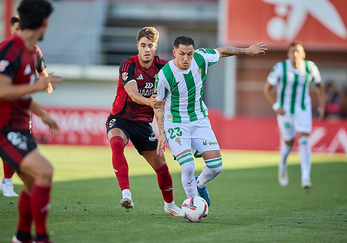 Carracedo intenta proteger el balón