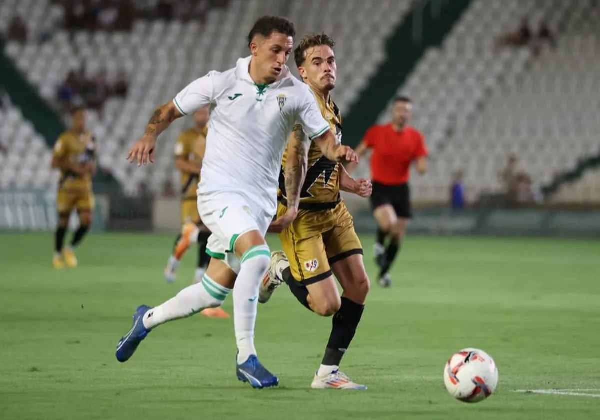 Cristian Carracedo persigue el balón durante el partido de presentación en El Arcángel