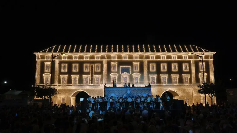 Portada del Real de la Feria, una réplica del Palacio de la Aduana