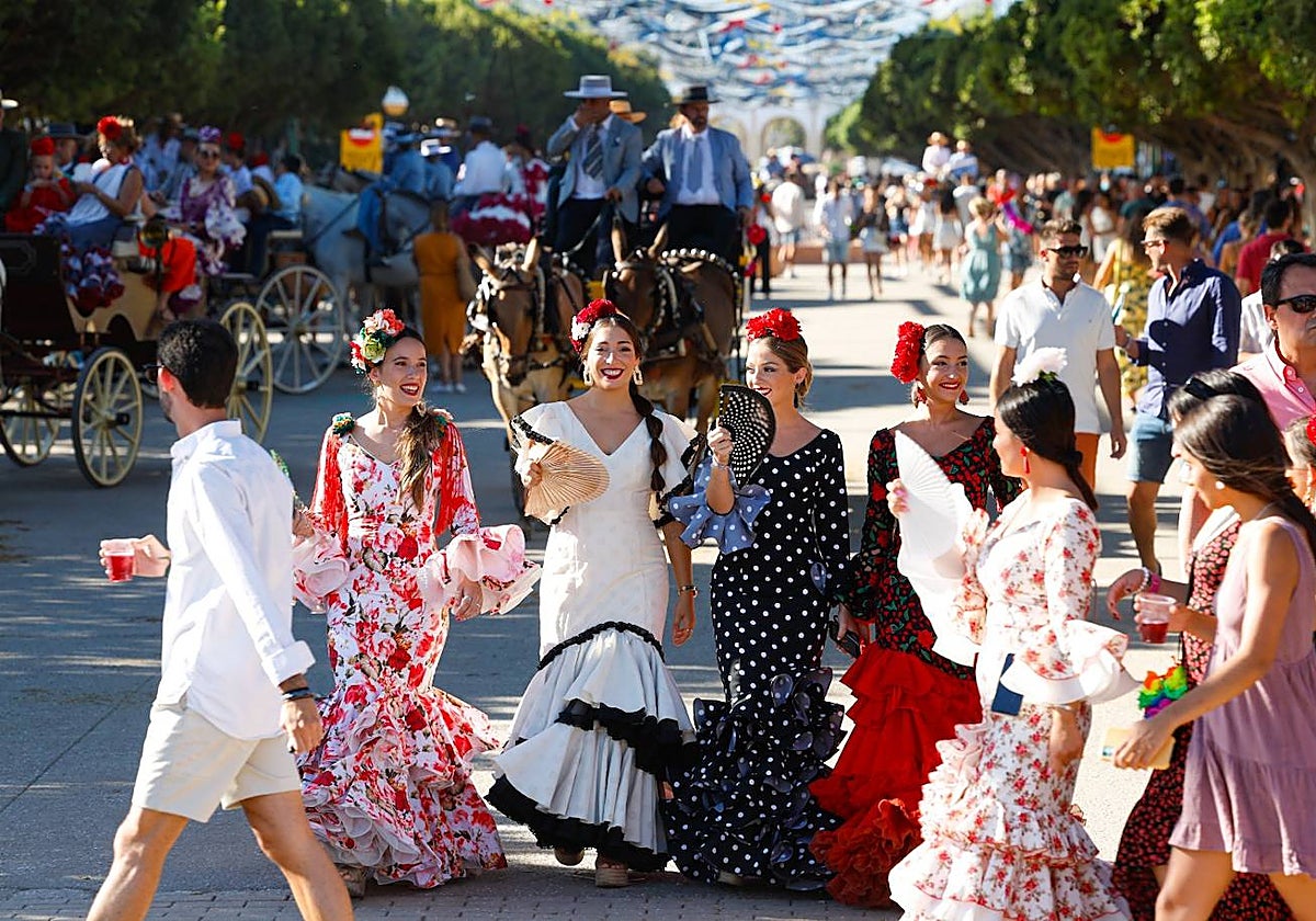 Jóvenes con trajes de flamenca en el Real de Cortijo de Torres