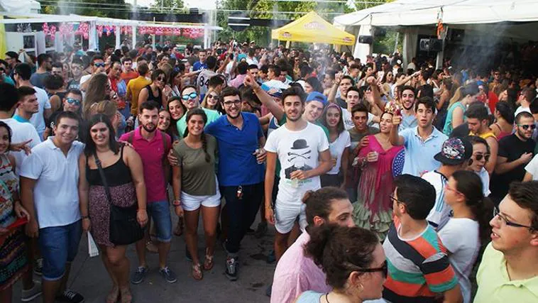 Jóvenes en la Feria de Priego