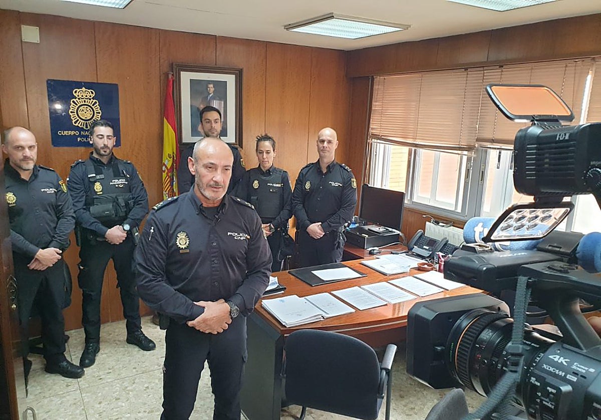 El policía nacional José Antonio Moreno ofreció una rueda de prensa al día siguiente para explicar su actuación en el tiroteo