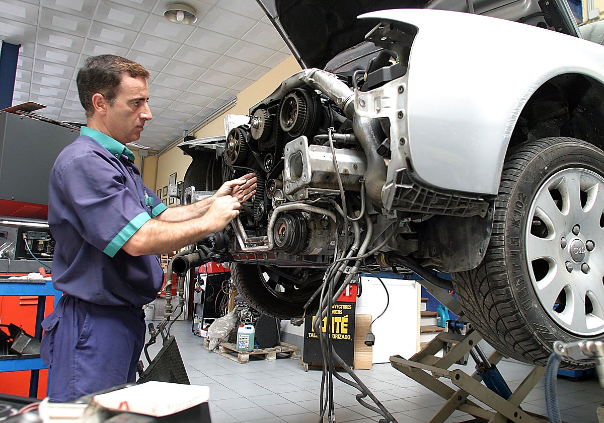 Un mecánico trabaja con un vehículo