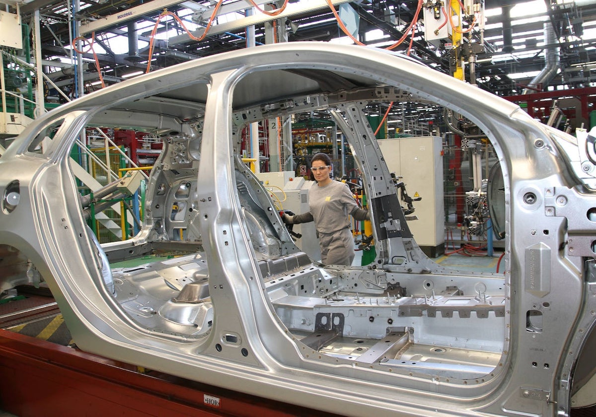 Cadena de montaje del Megane en la factoría de Renault en Villamuriel de Cerrato