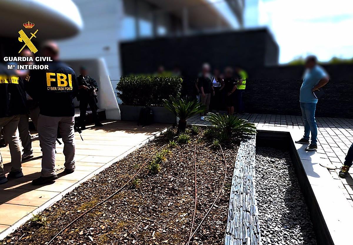 Un momento del operativo de la Guardia Civil