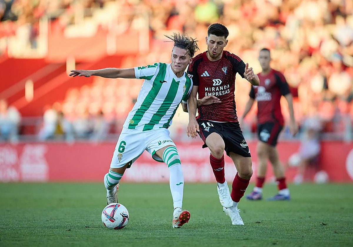 Álex Sala pelea el balón ante un rival del Mirandés en el primer partido de liga