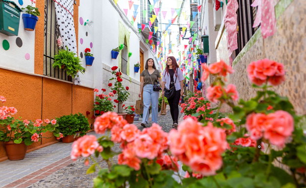 El protagonismo de las flores en el pequeño pueblo cordobés de Doña Mencía es patente