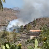 Evacuadas varias viviendas y un hotel por un incendio de «alto potencial» en Gran Canaria