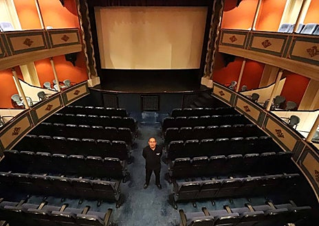 Imagen secundaria 1 - Sobre estas líneas, Joaquín Fuentes en su cine de Peñaranda de Bracamonte y una sesión del cine-club fetiche en los Multicines de Benavente. Arriba, el recién reabierto Cine Velasco de Astorga