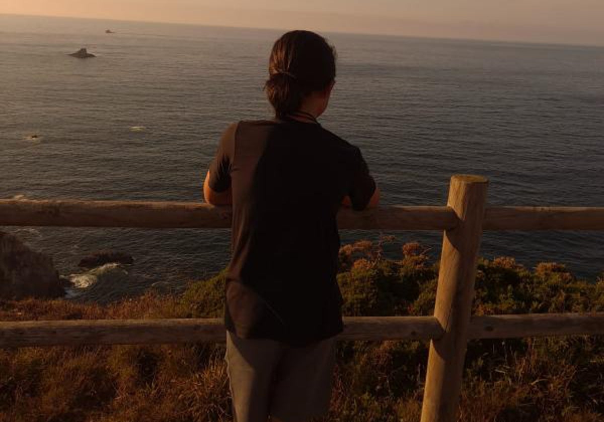 Un joven contempla el mar, en imagen de archivo