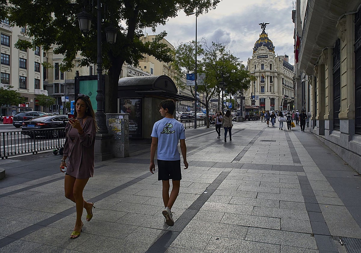 La calle de Alcalá, la la altura de su bifurcación con la Gran Vía