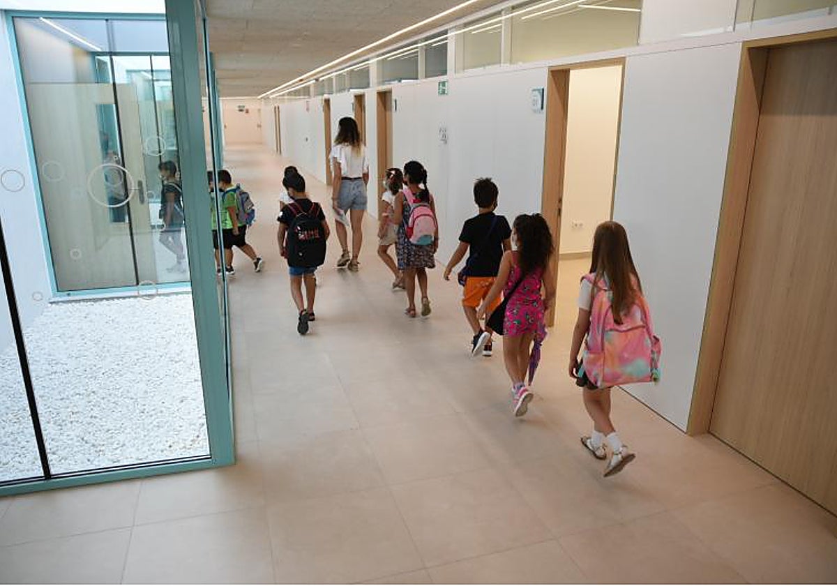 Un grupo de escolares se dirige a un aula en un centro educativo valenciano, en imagen de archivo