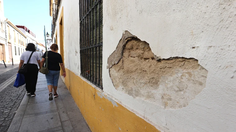 Pared desgatada y dañada en el barrio de San Lorenzo