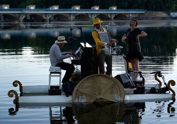 Un concierto flotante sobre el río Órbigo encandila a Santa María del Rey