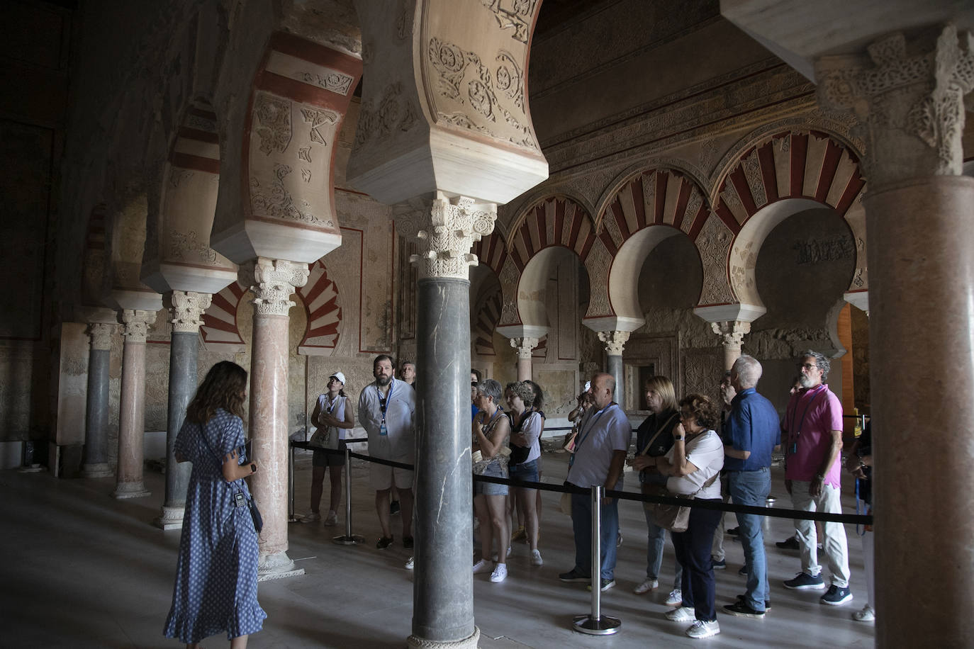 Un momento de una de las visitas guiadas este sábado al Salón Rico de Medina Azahara