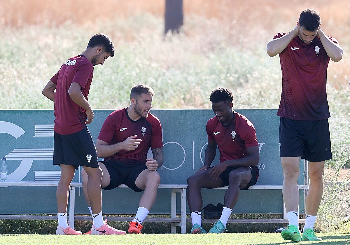 El delantero Antonio Casas conversa con sus compañeros en la Ciudad Deportiva del club