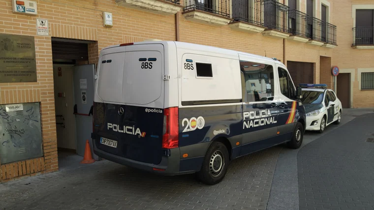 La pareja de detenidos por los 165 kilos de cocaína llegó en este furgón policial el sábado