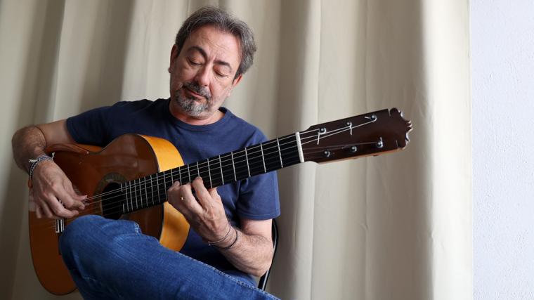 José Antonio Rodríguz, tocando en su estudio