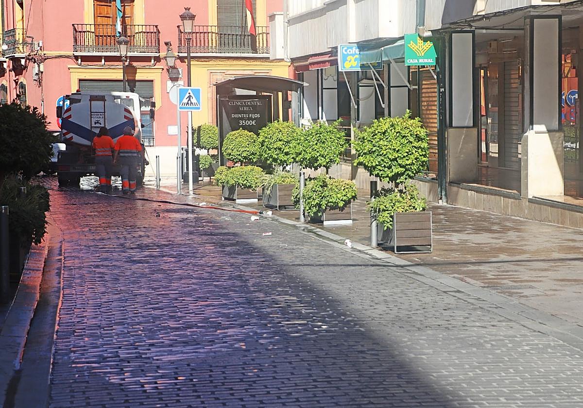 Tareas de limpieza en la calle Juan Valera, tras producuirse la agresión