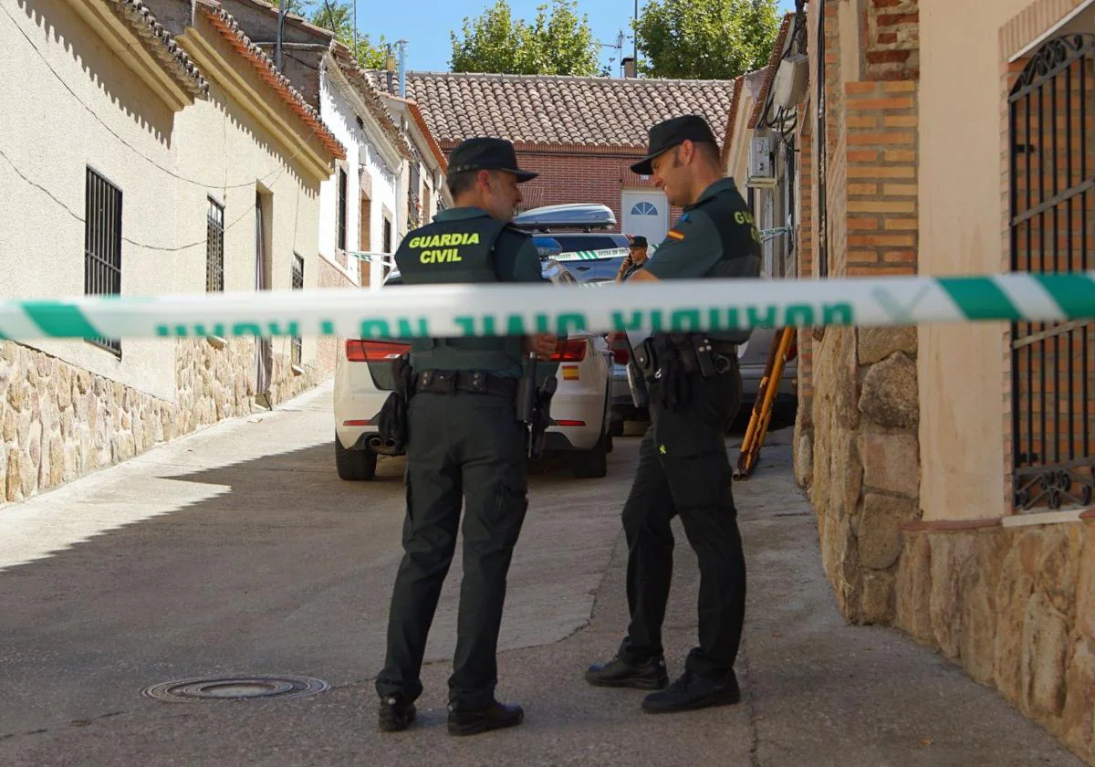 Agentes de la Guardia Civil en el lugar donde se han producido los hechos, a 17 de agosto de 2024, en Otero, Toledo