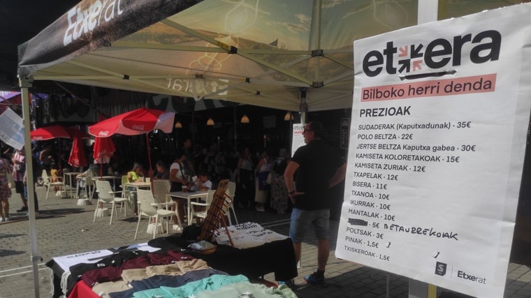 Venta de camisetas en la caseta del colectivo Etxera en las fiestas de Bilbao