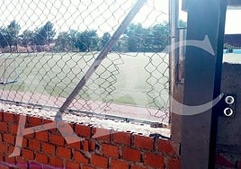 Los huecos de la valla por los que se coló el asesino de Mocejón