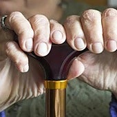 Una mujer ciega de 83 años, obligada por el propietario a abandonar su casa de Barcelona: «Me sé todos los rincones»