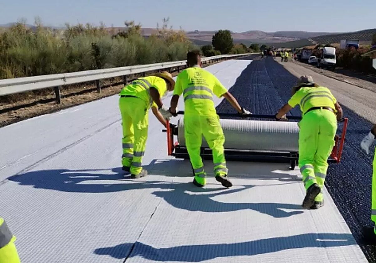Trabajos de mantenimiento en el asfalto de la A-45