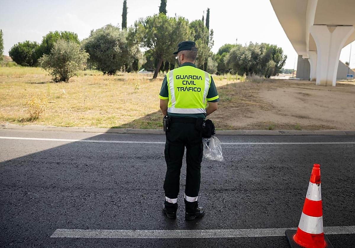 Un agente de la Guardia Civil del Departamento de Tráfico