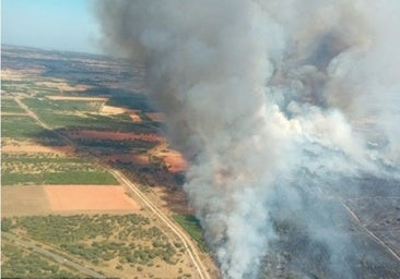 Un incendio forestal en la provincia de León obliga a desalojar dos pueblos