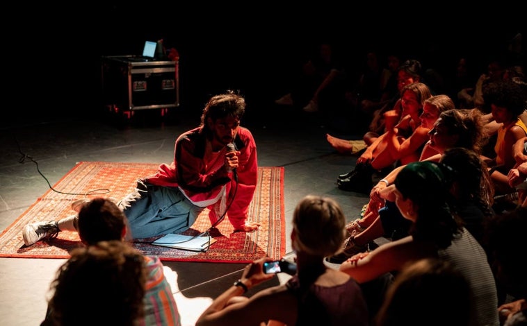 Imagen principal - Arriba, Marcos Martincano, en un momento del montaje 'Hacer torrijas como acto de resistencia'. Debajo, el Nuevo Teatro Fernando Arrabal, una de las sedes de la feria, y Olaya Hernando y María San Miguel