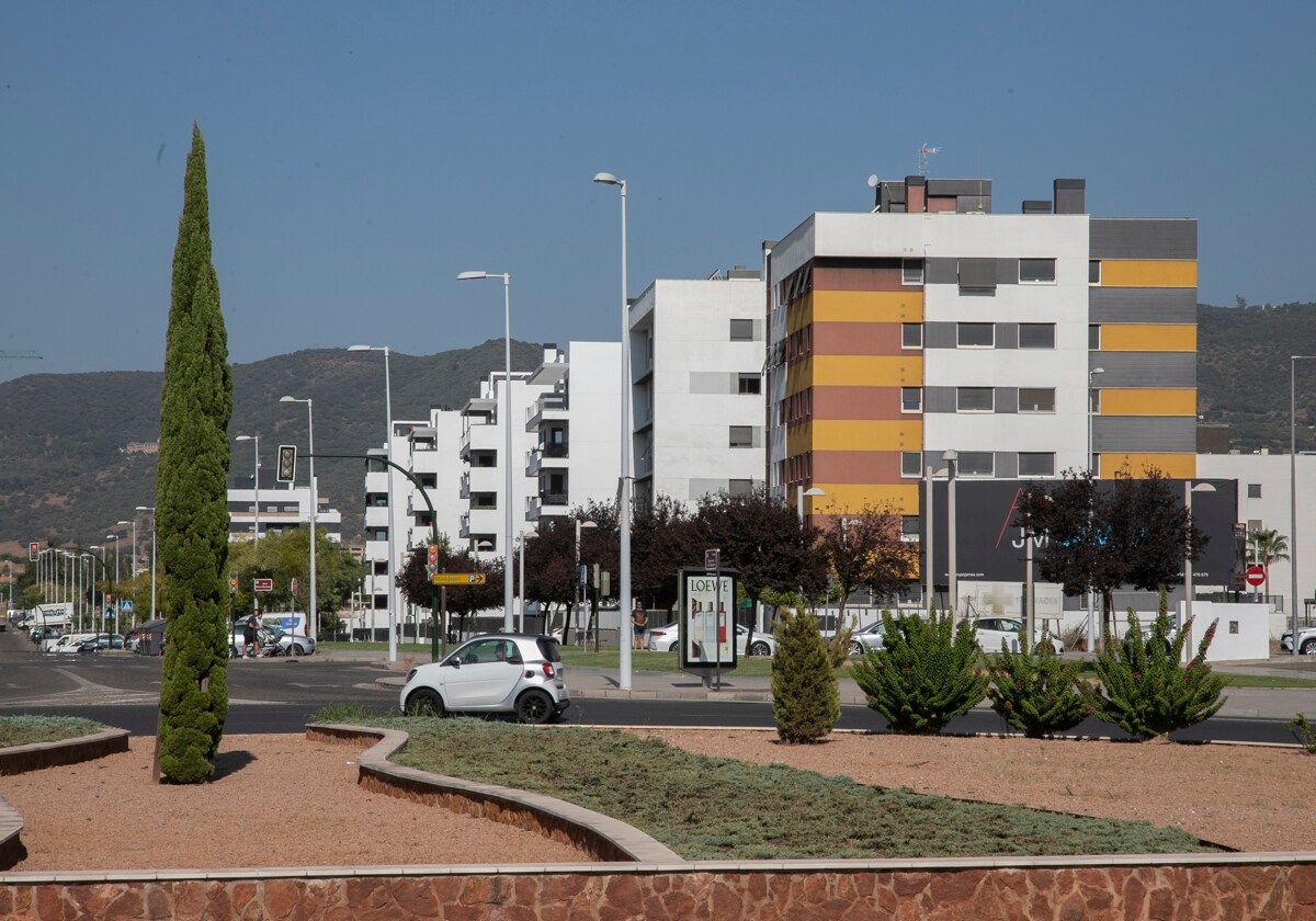 Coches entrando en el barrio de Santa Isabel Este