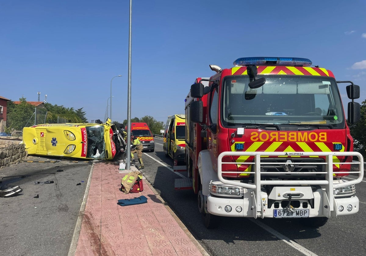 Imagen del accidente entre una ambulancia y un turismo en Muñogalindo (Ávila)