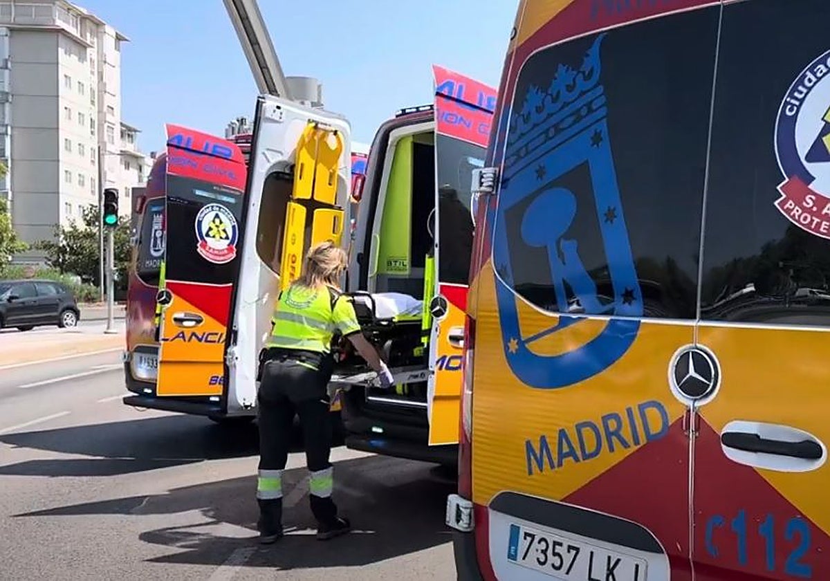 Unos efectivos sanitarios atendiendo a los heridos en Puente de Ventas