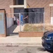 Okupas de un pueblo de Valencia alardean de sus lujos y los vecinos se manifiestan