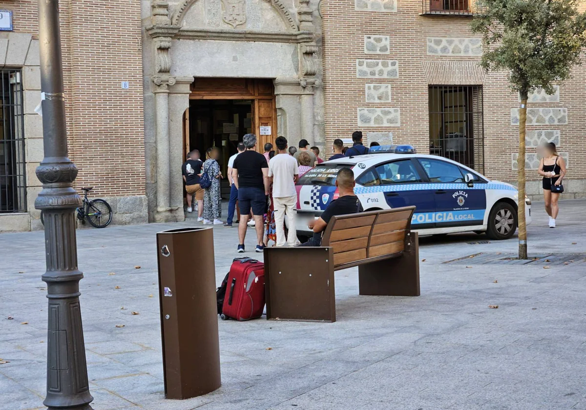 Colas en el Ayuntamiento de Talavera de la Reina para empadronarse