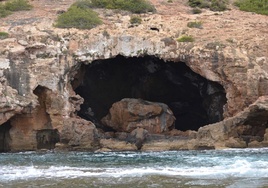 La cueva marina escondida entre Denia y Jávea: la visitó un rey y sólo se puede entrar con reserva