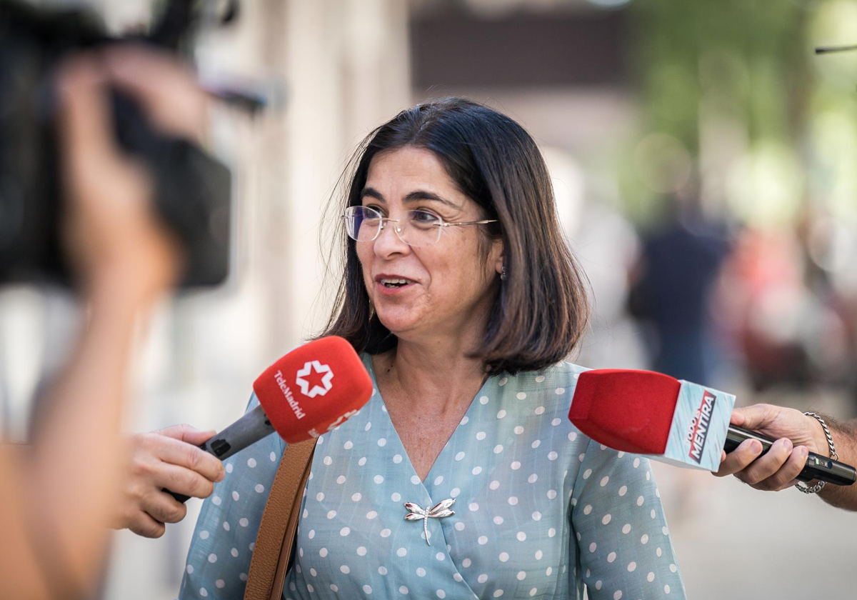 La alcaldesa de Las Palmas de Gran Canaria, Carolina Darias, atiende a los medios en una foto de archivo de agosto de 2023