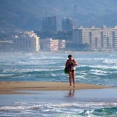 Un pueblo de Alicante estudia medidas para que los bañistas dejen libres los primeros seis metros de orilla en sus playas