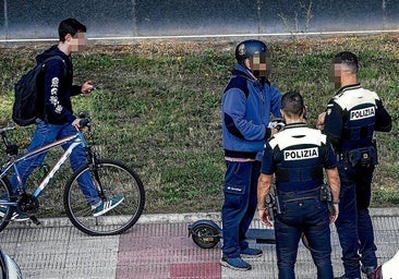 Detenido por agredir a un agente y circular en sentido contrario con un patinete en Vitoria