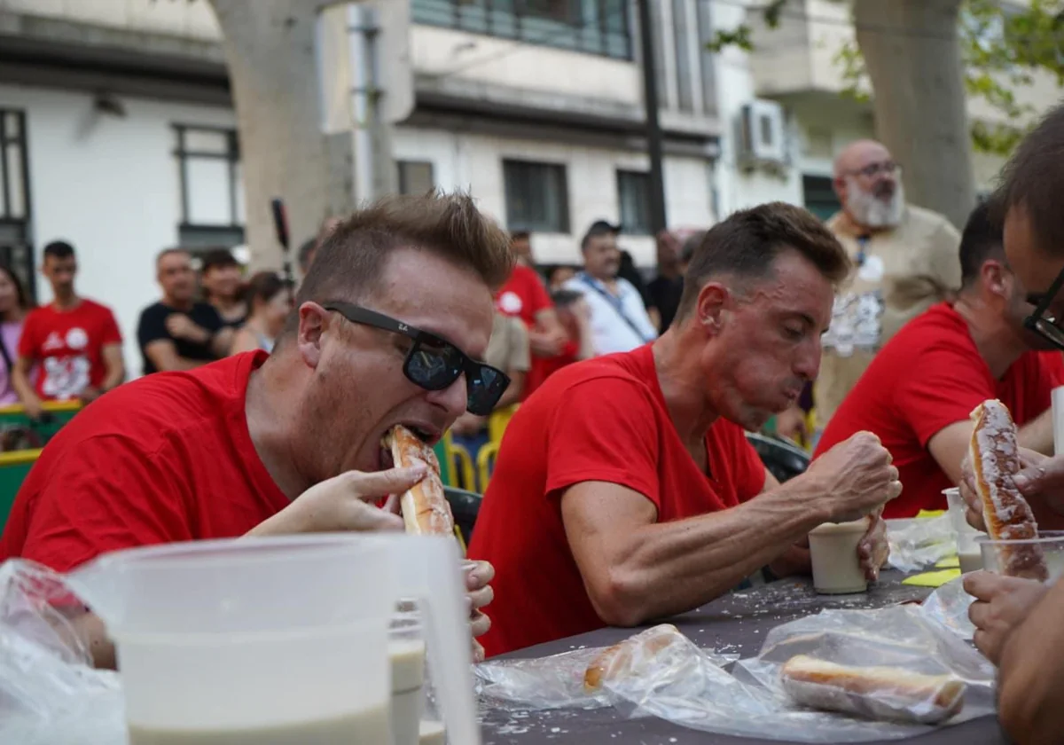 Imagen de Valentín Ferrer y otros concursantes del campeonato de comer fartons en Xàtiva