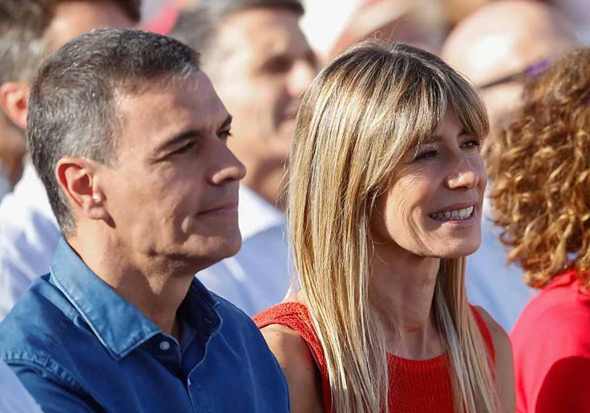 El presidente, Pedro Sánchez, y Begoña Gómez en un mitin del PSOE